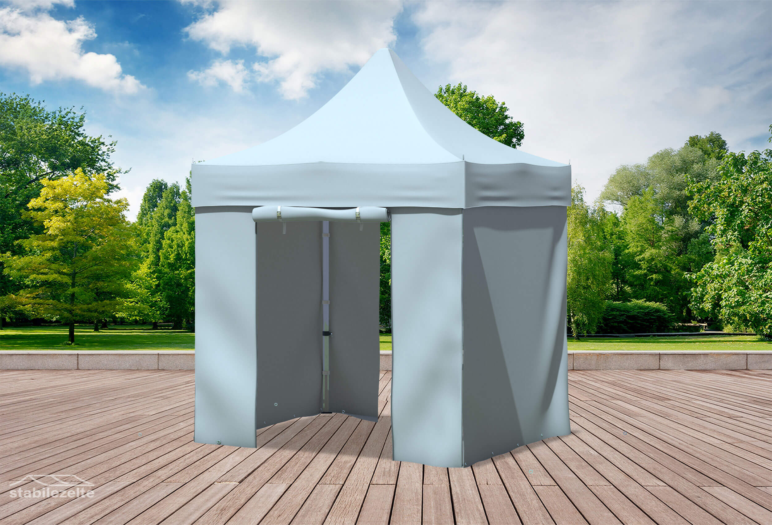 Grauer Faltpavillon mit geschlossenen Seitenteilen und Türen 2 x 2m in einem Park