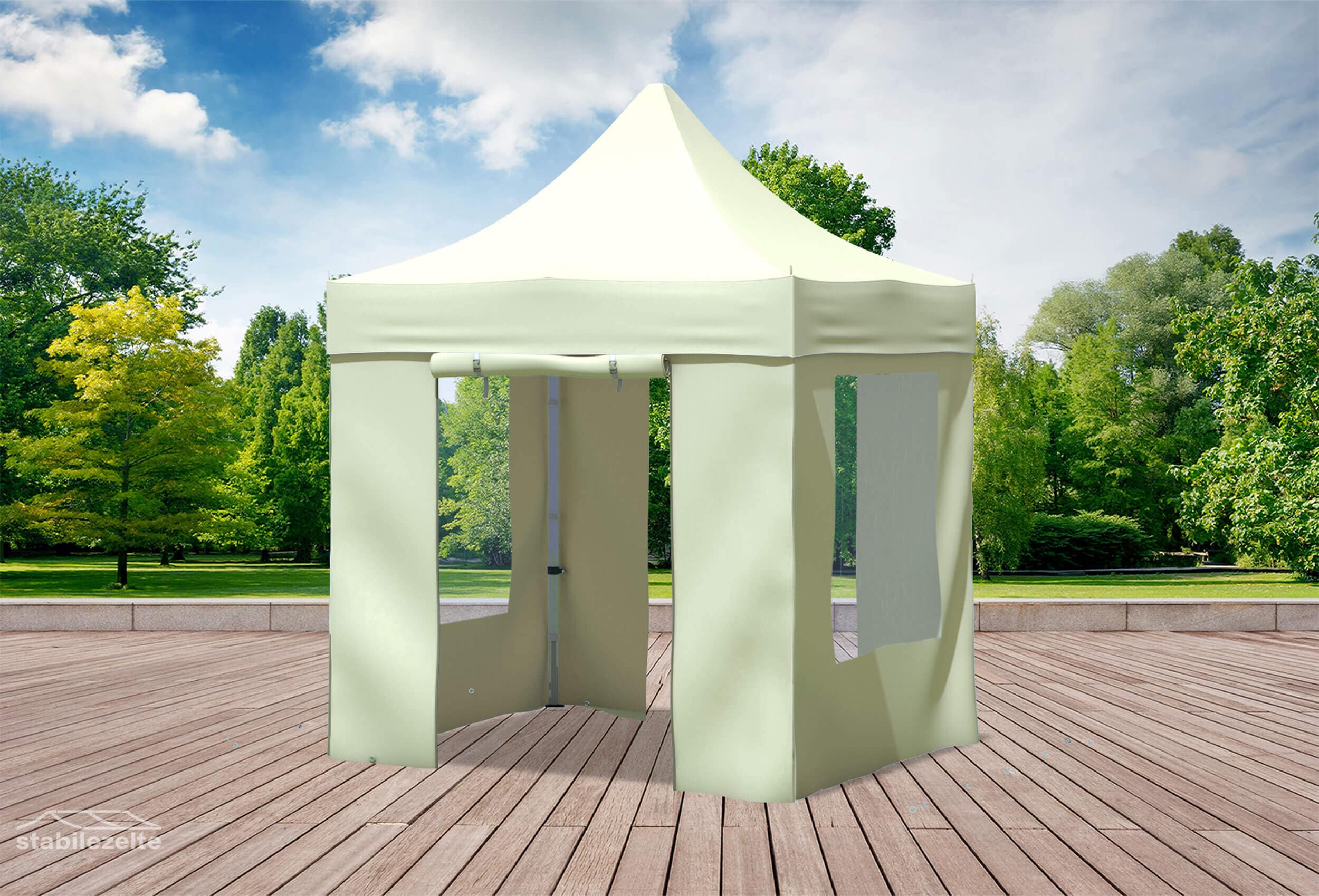 Beiger Faltpavillon mit Fenstern und Türen 2 x 2m in einem Park