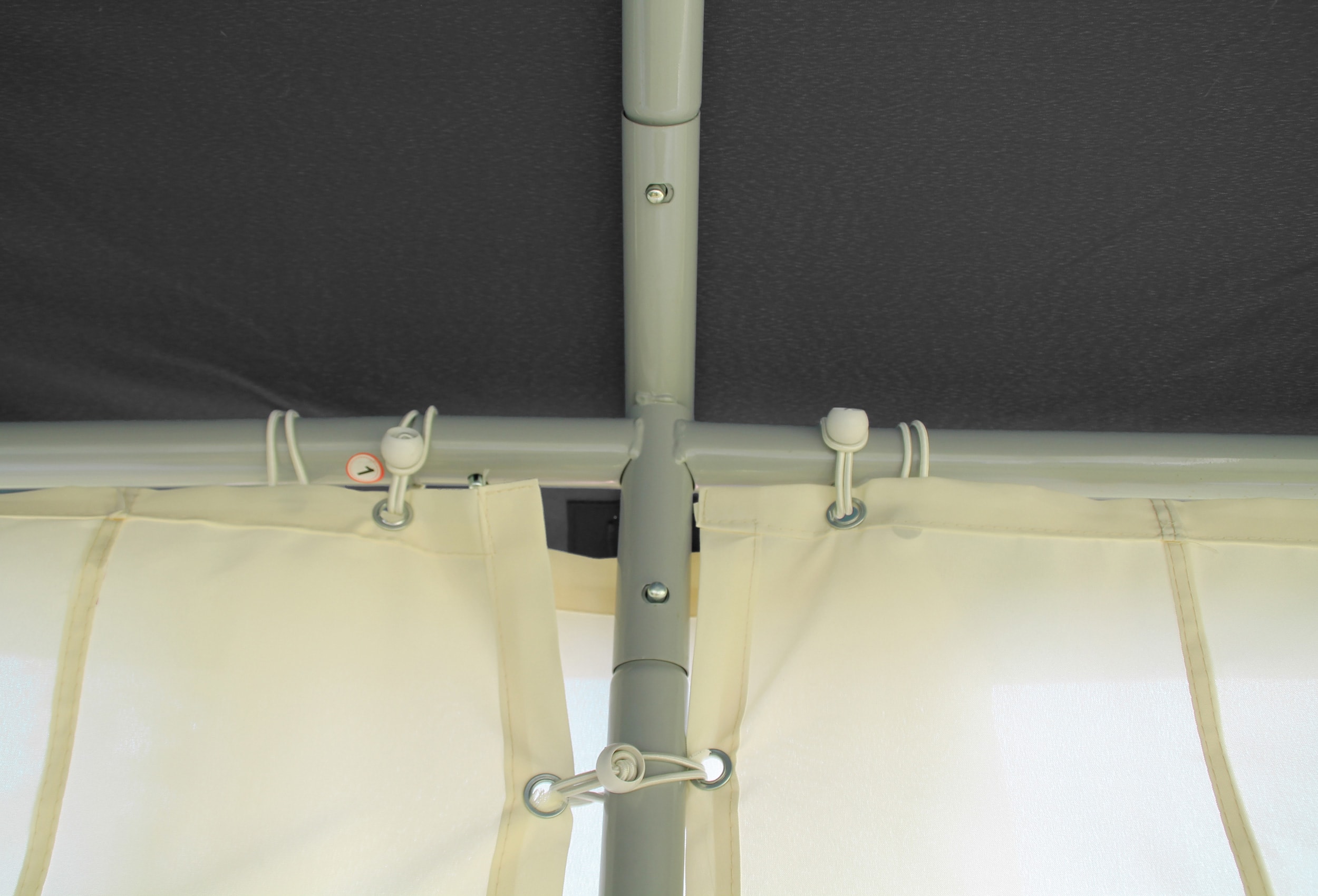 Detailansicht wie Spanngummis die Dachplane und Seitenteile eines Gartenpavillons am Gestänge befestigen