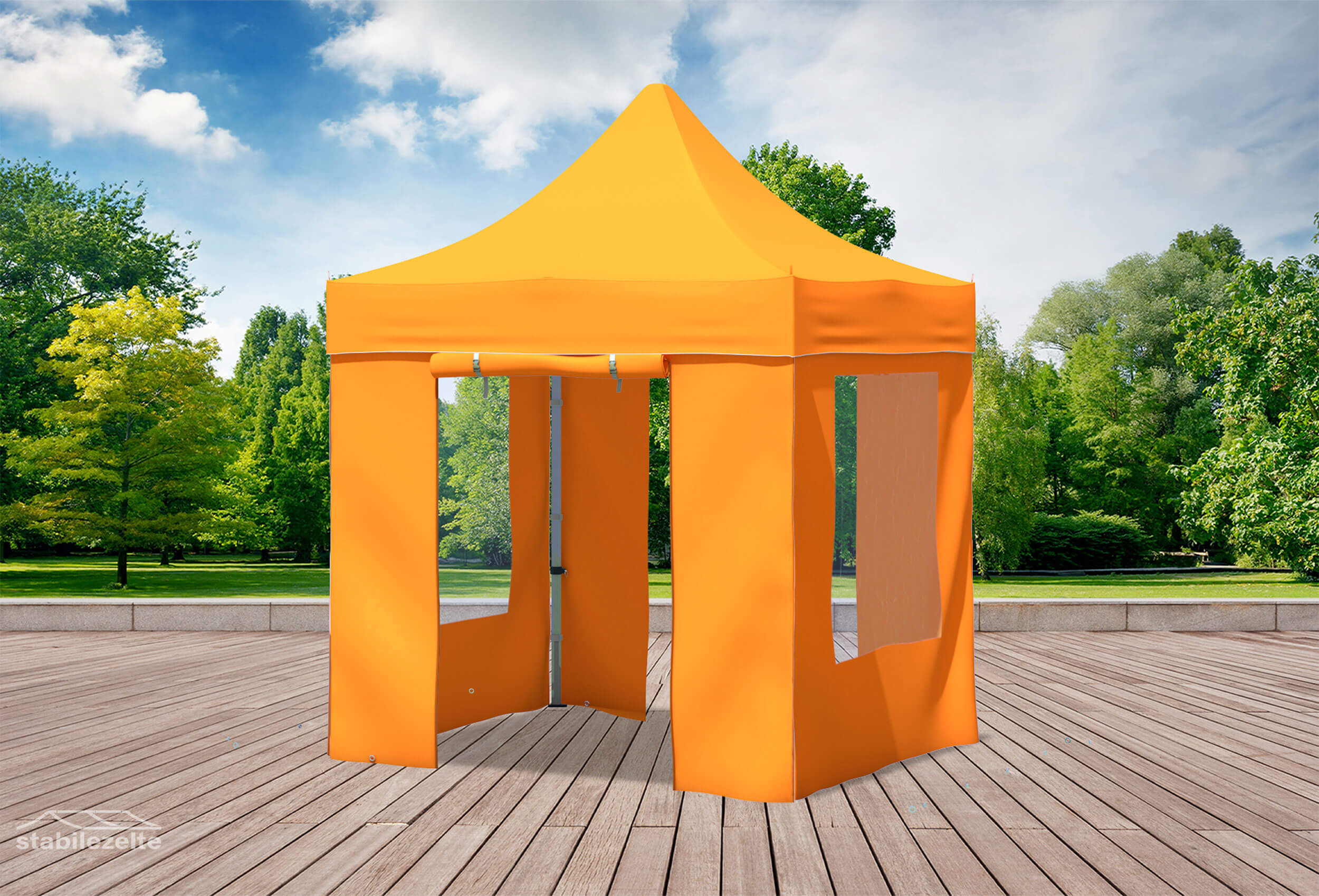 Orangener Faltpavillon mit Fenstern und Türen 2 x 2m in einem Park