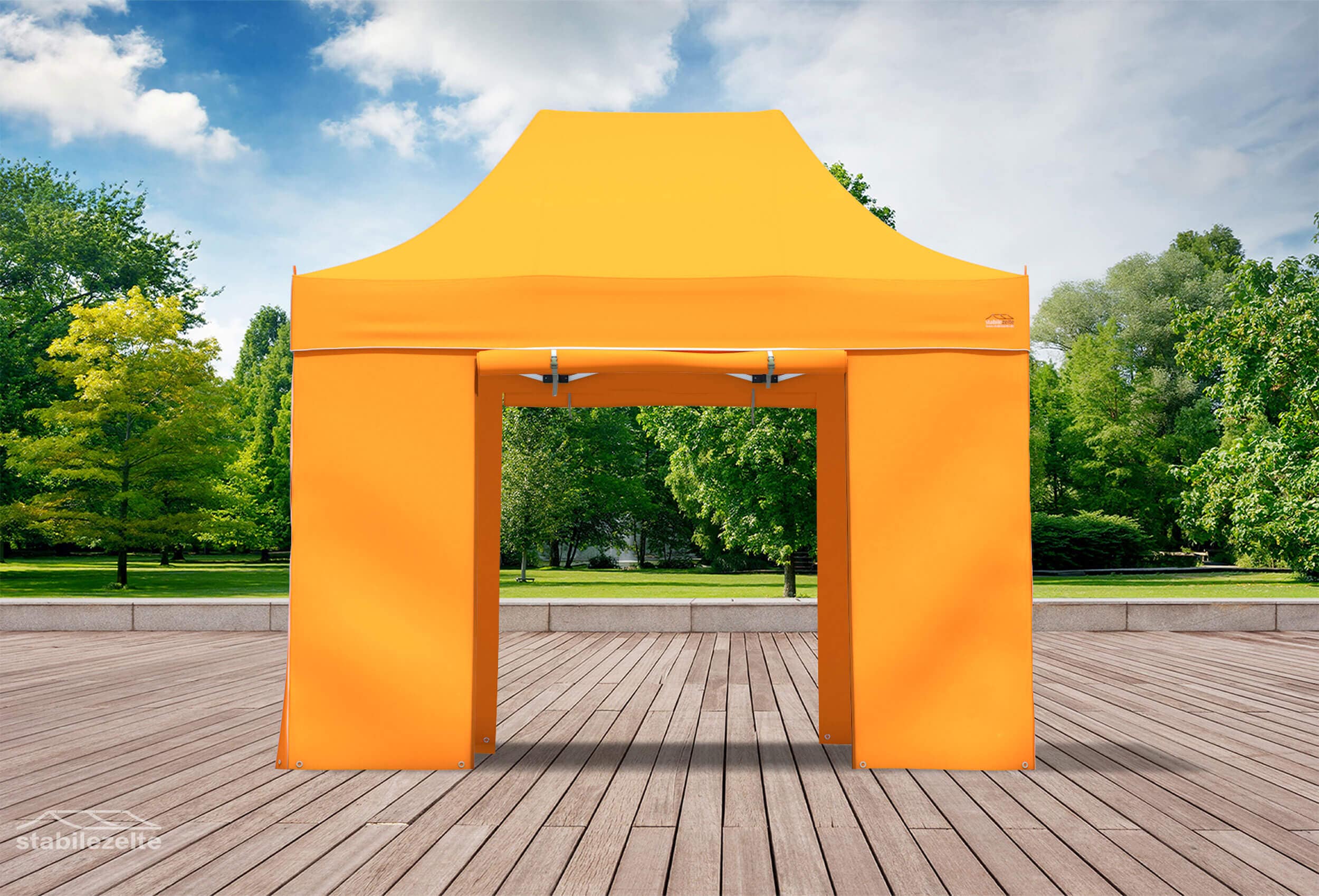 Orangener Faltpavillon mit geöffneten Türen 3 x 2m in einem Park