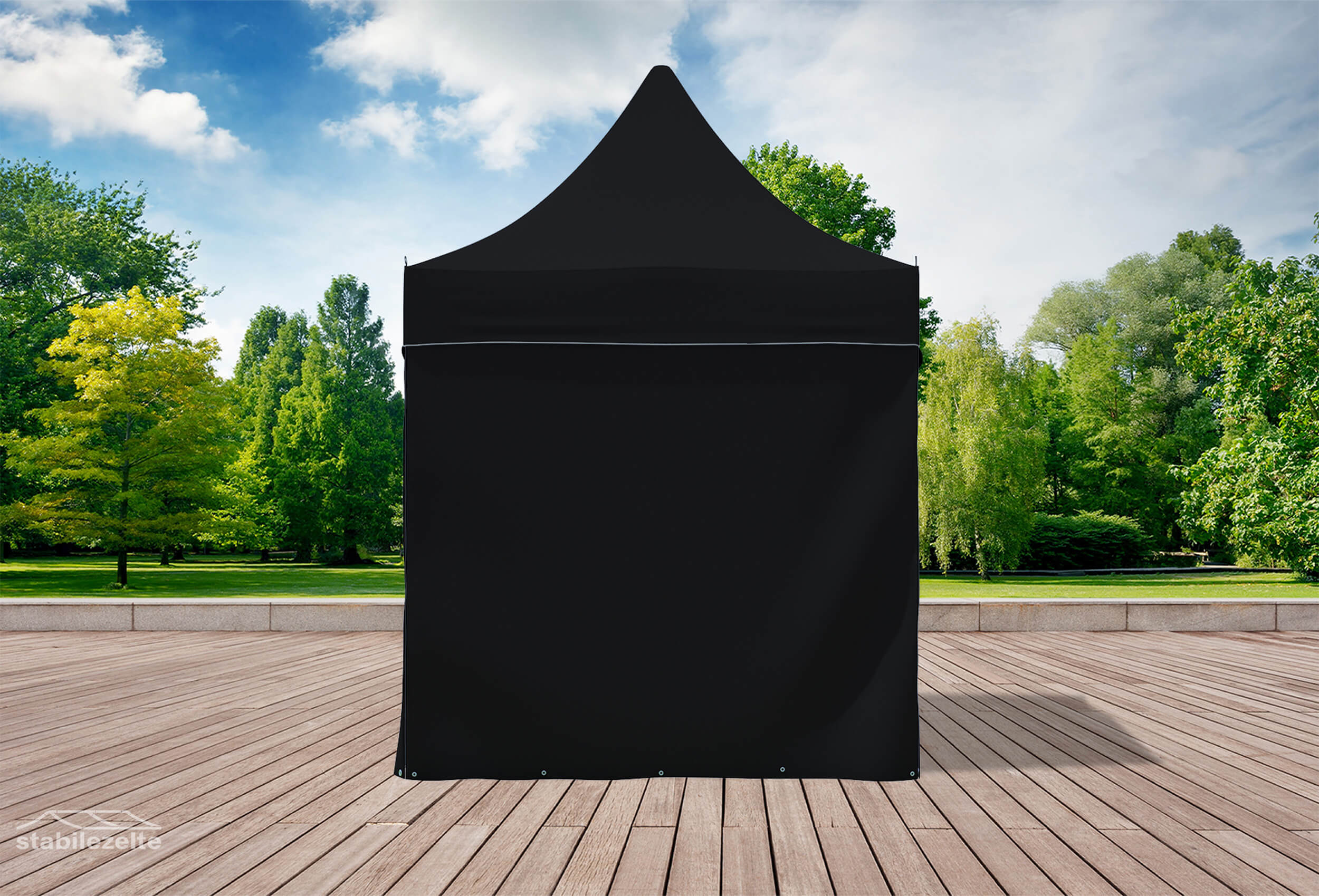 Schwarzer Faltpavillon mit geschlossenen Seitenteilen 3 x 2m in einem Park