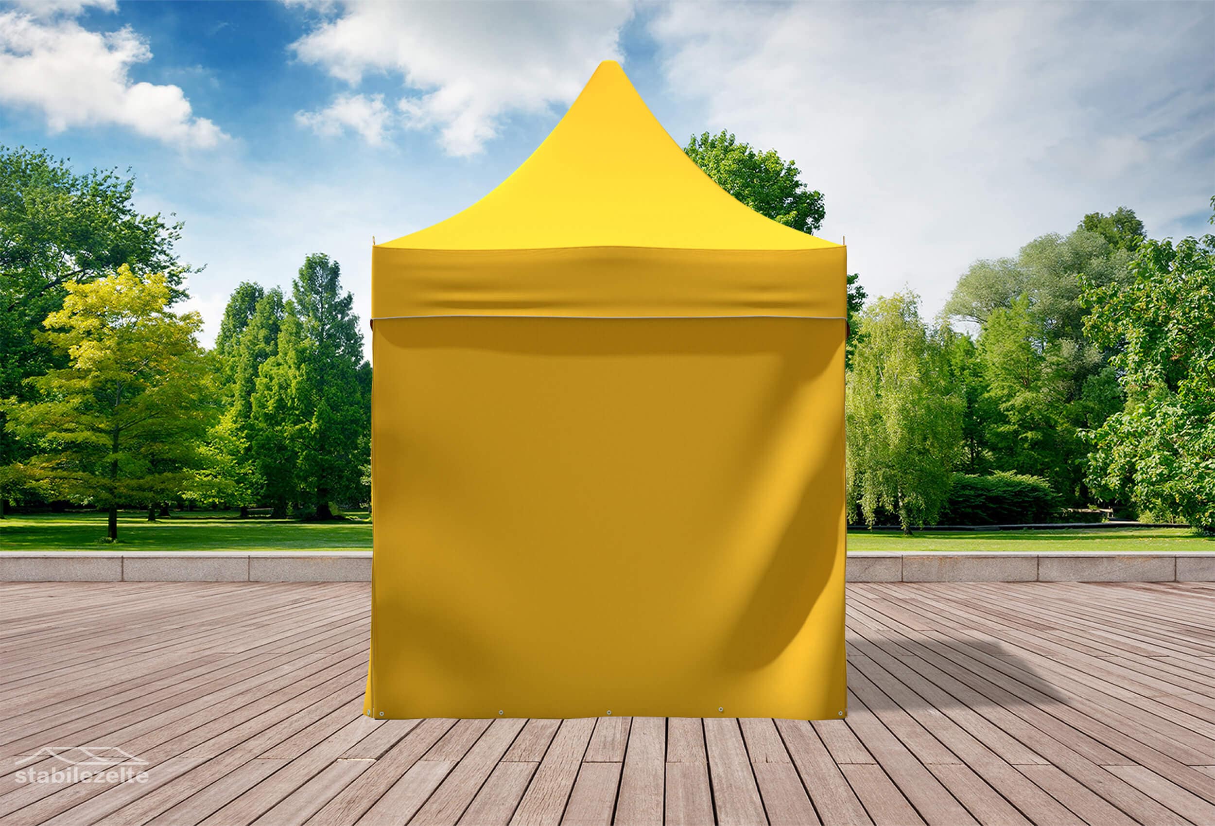 Gelber Faltpavillon mit geschlossenen Seitenteilen 3 x 2m in einem Park