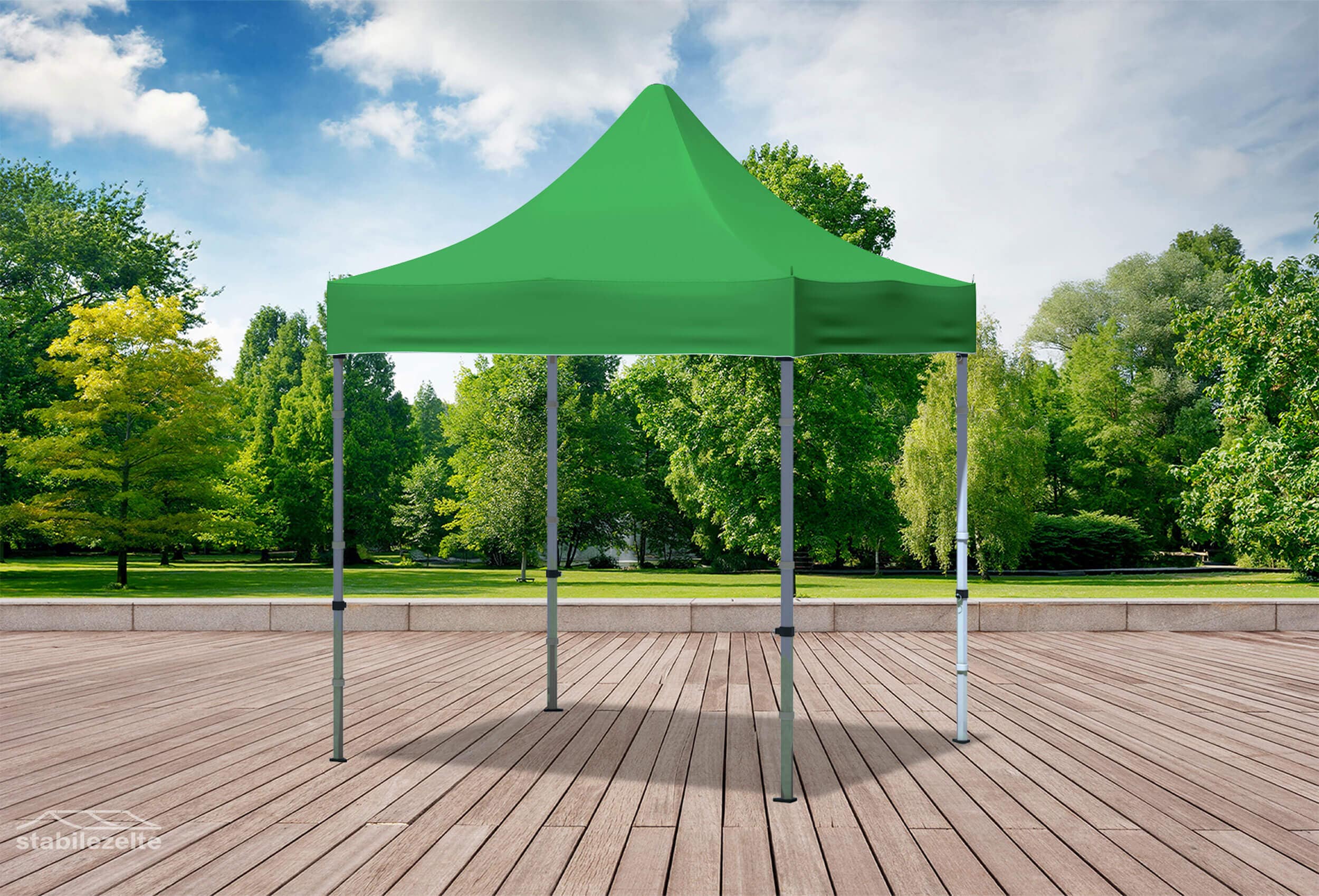 Grüner Faltpavillon ohne Seitenteile 2 x 2m in einem Park