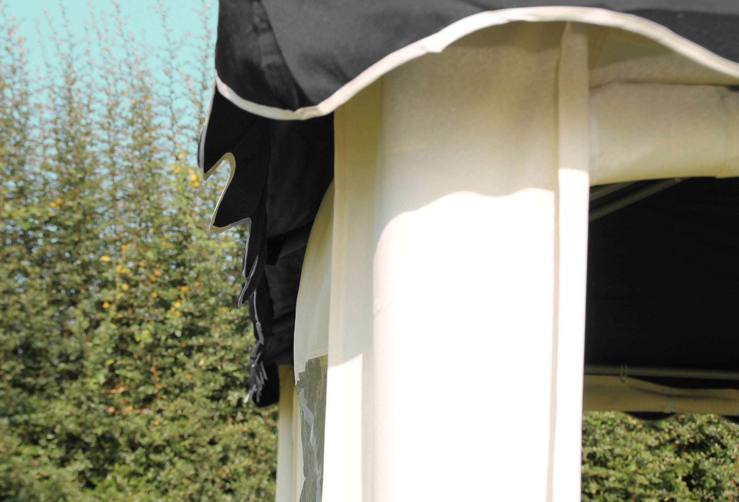 Detailansicht eines Verzierungsschals einer Ecke an einem Gartenpavillon