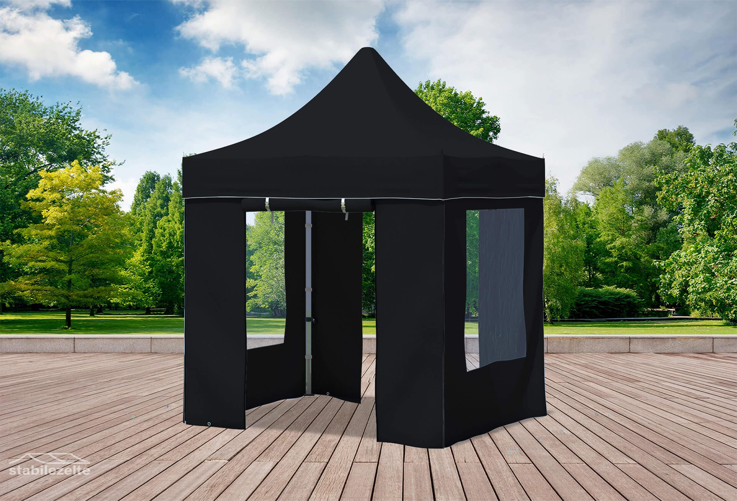 Schwarzer Faltpavillon mit Fenstern und Türen 2 x 2m in einem Park