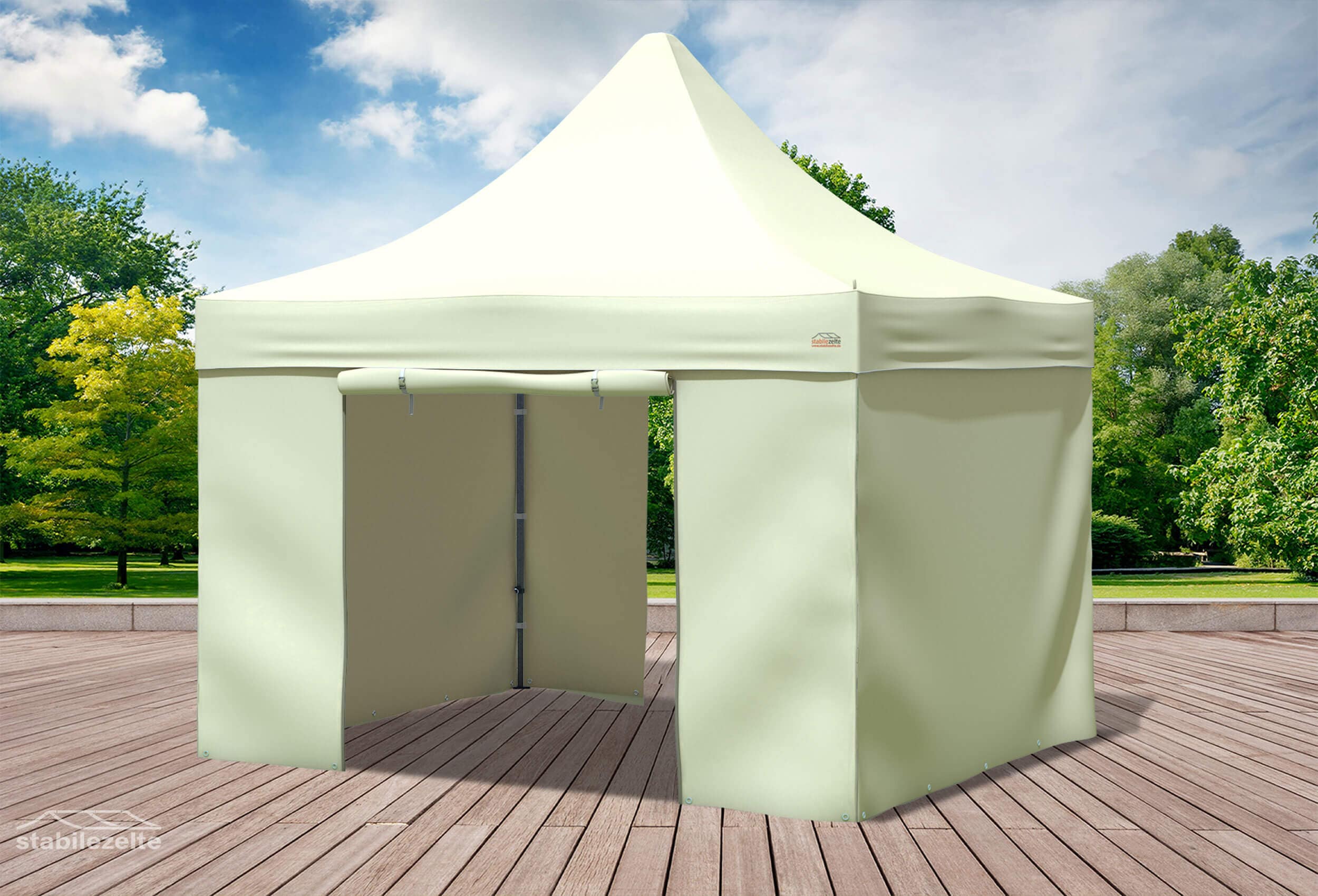 Beiger Faltpavillon mit geschlossenen Seitenteilen und Türen 3 x 3m in einem Park