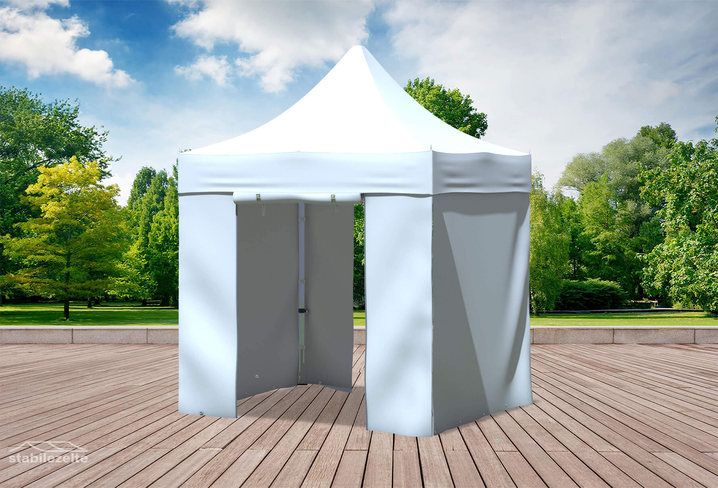 Weißer Faltpavillon mit geschlossenen Seitenteilen und Türen 2 x 2m in einem Park