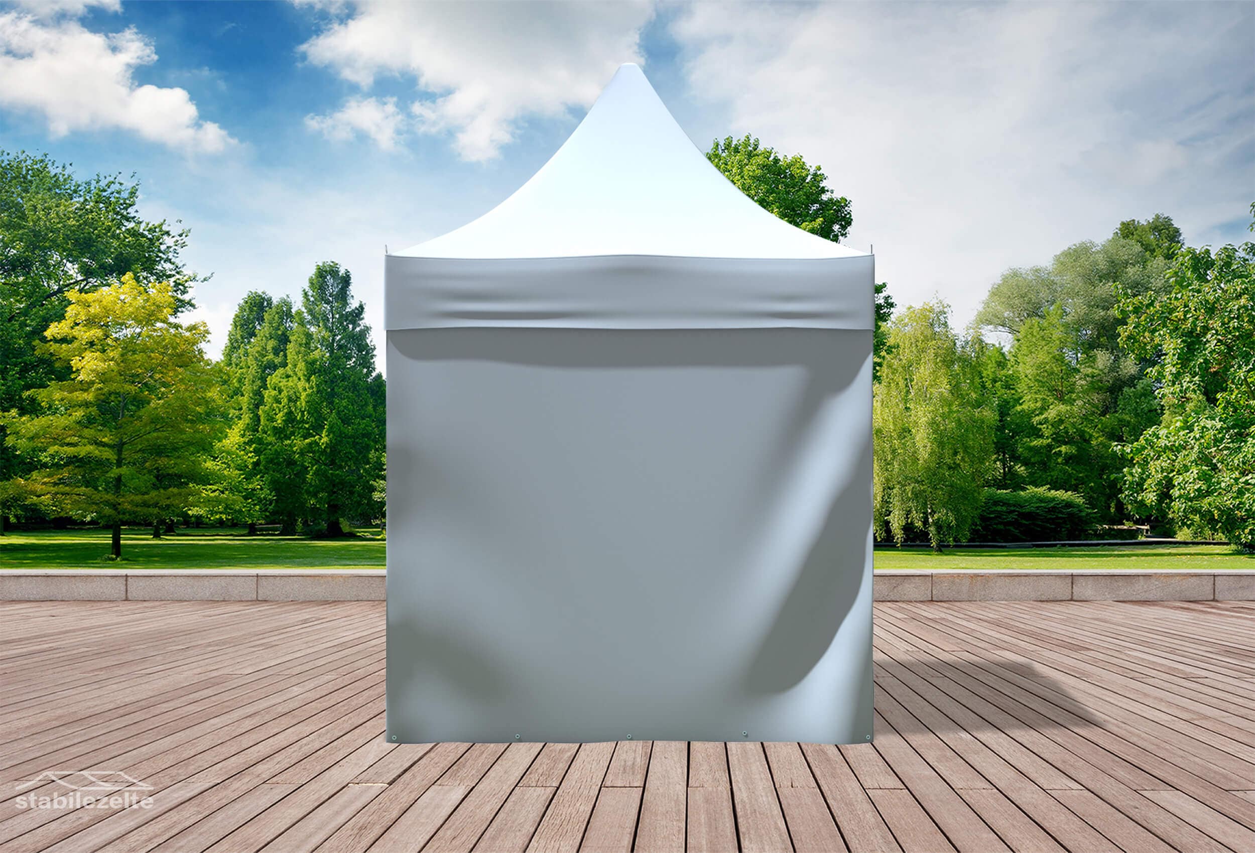 Weißer Faltpavillon mit geschlossenen Seitenteilen 3 x 2m in einem Park