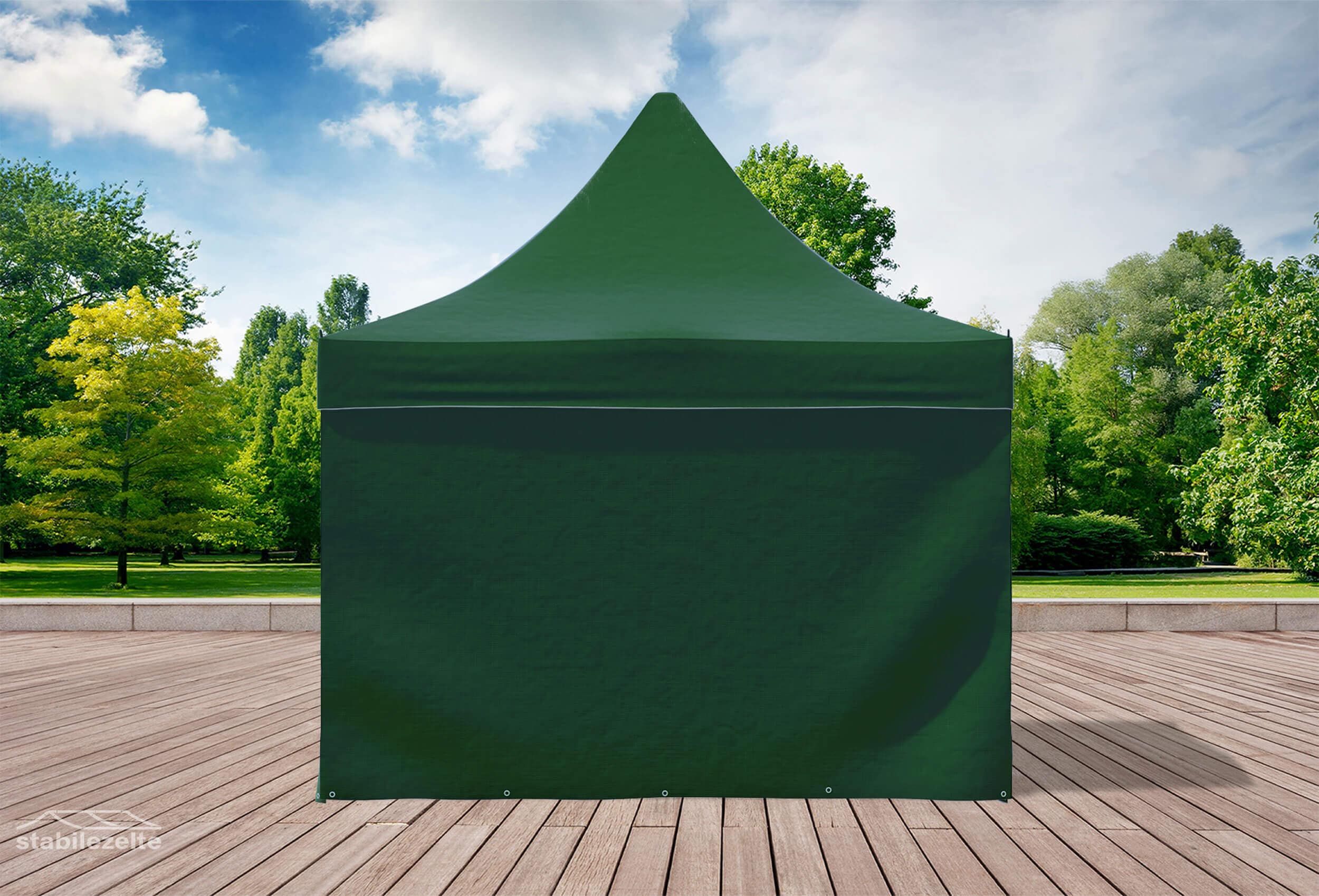 Grüner Faltpavillon mit geschlossenen Seitenteilen 3 x 3m in einem Park