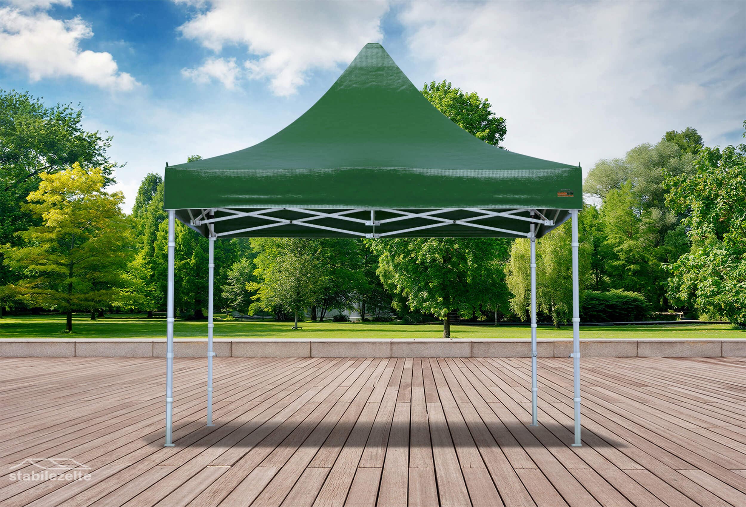 Grüner Faltpavillon ohne Seitenteile 3 x 3m in einem Park