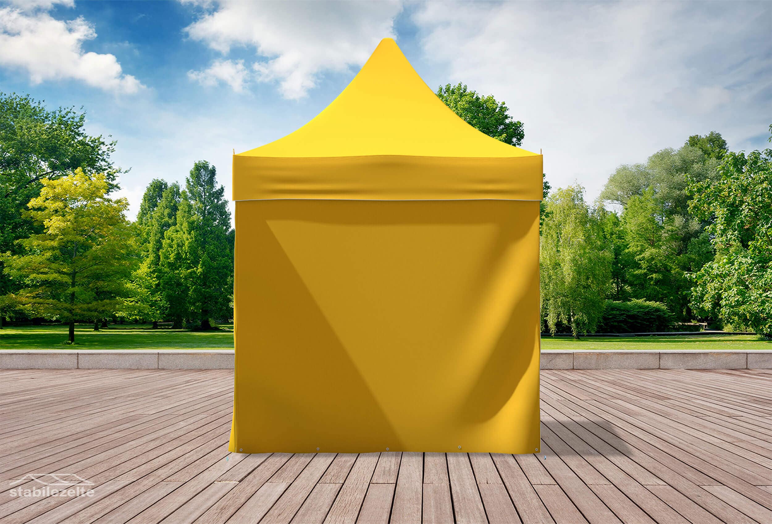 Gelber Faltpavillon mit geschlossenen Seitenteilen 2 x 2m in einem Park