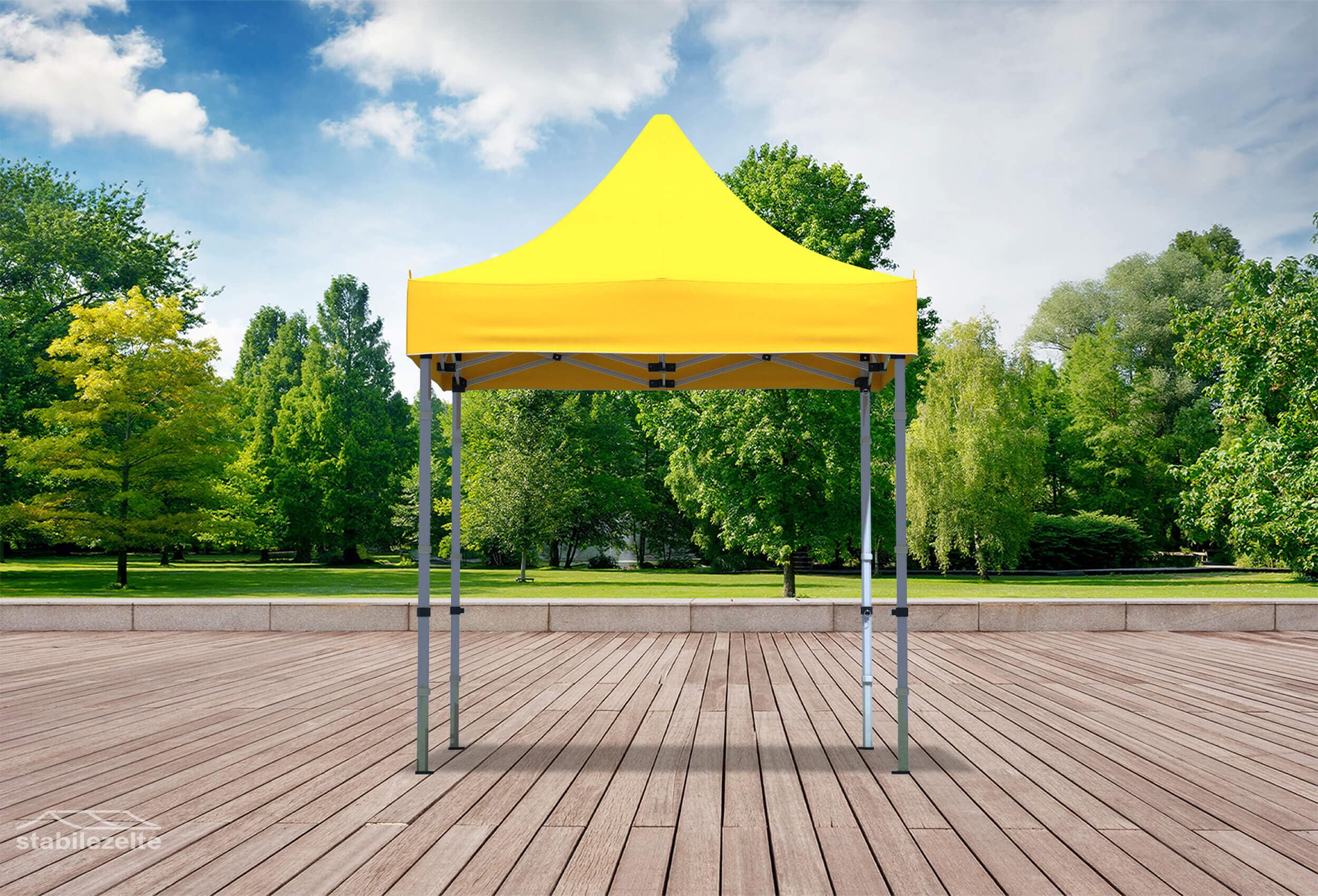 Gelber Faltpavillon ohne Seitenteile 2 x 2m in einem Park