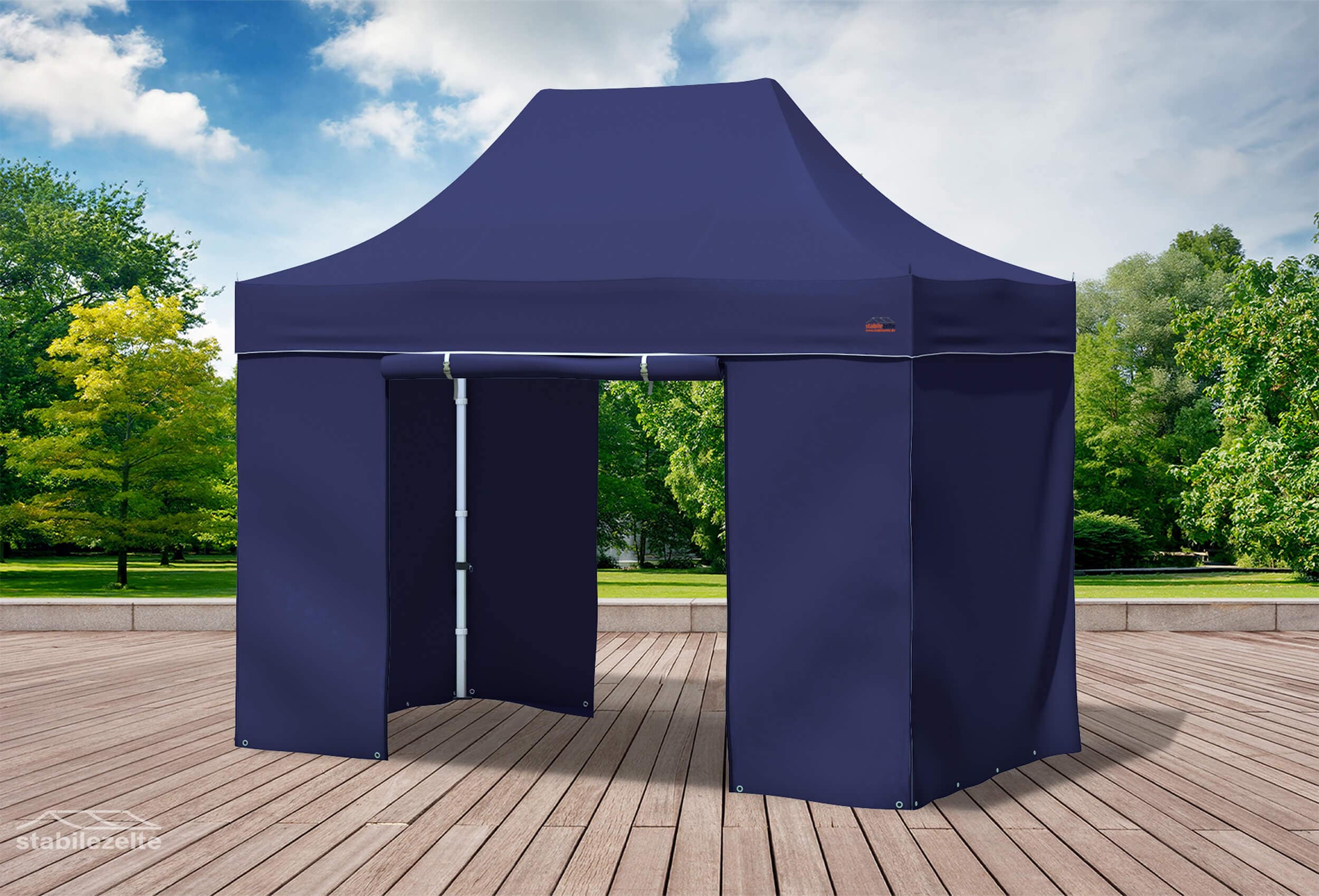 Blauer Faltpavillon mit geschlossenen Seitenteilen und Türen 3 x 2m in einem Park