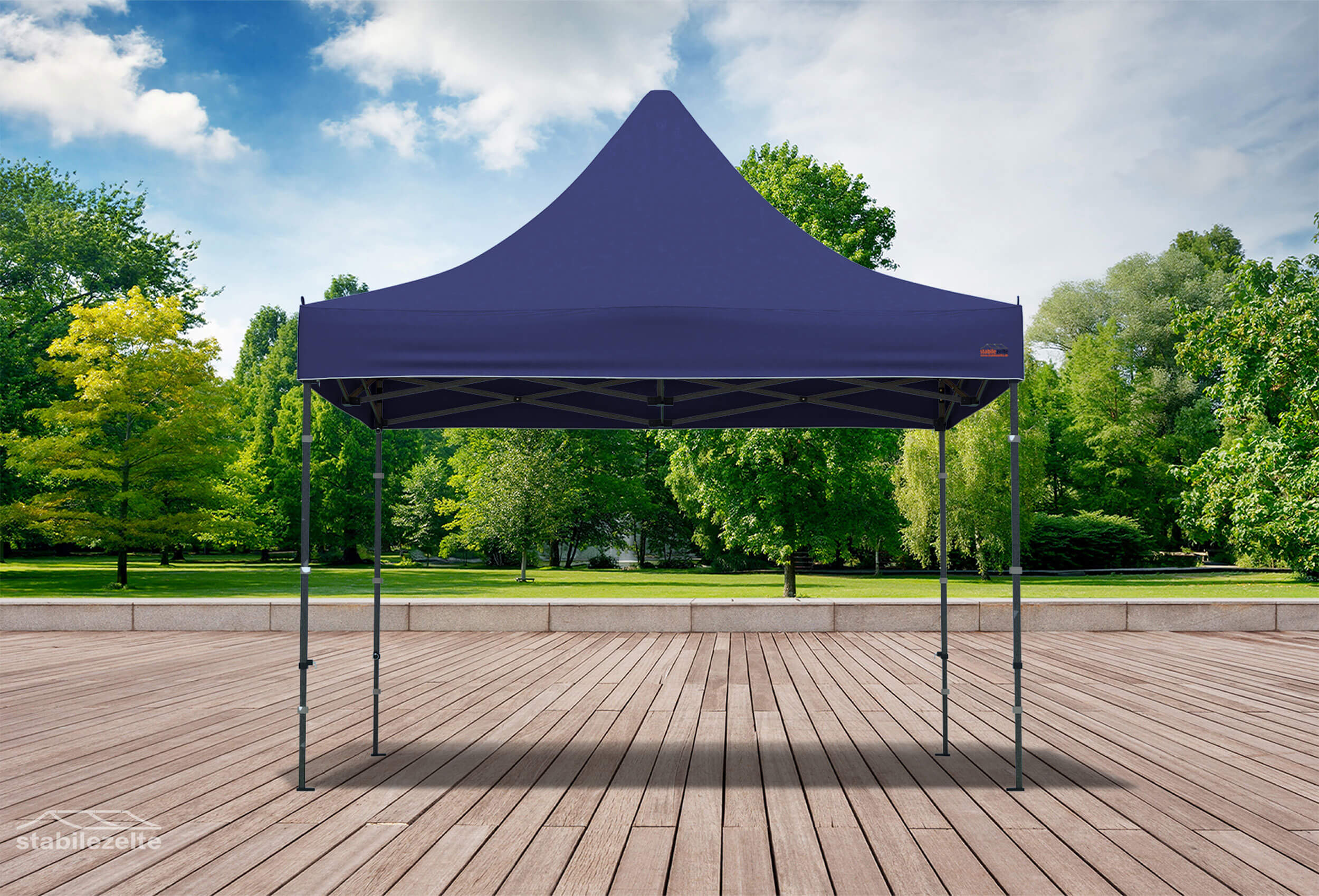 Blauer Faltpavillon ohne Seitenteile 3 x 3m in einem Park