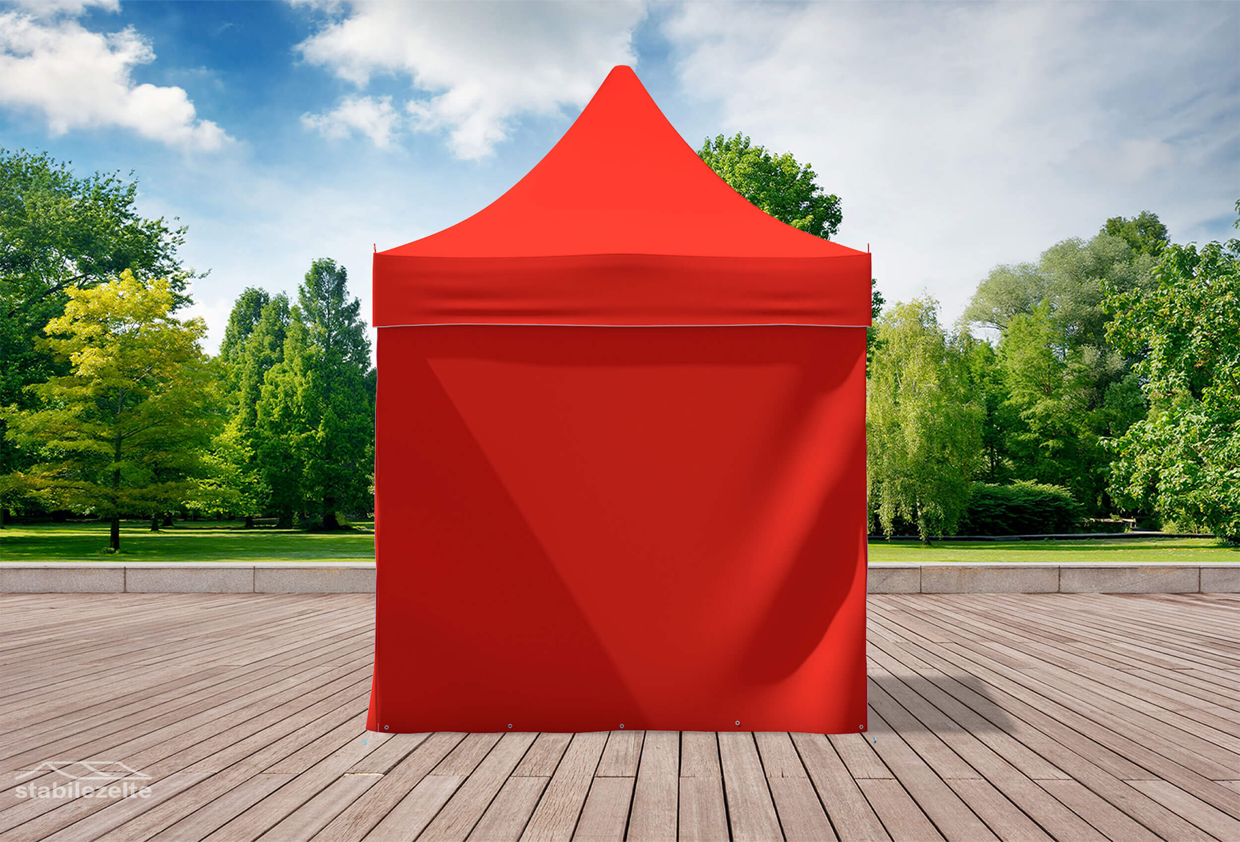 Roter Faltpavillon mit geschlossenen Seitenteilen 2 x 2m in einem Park