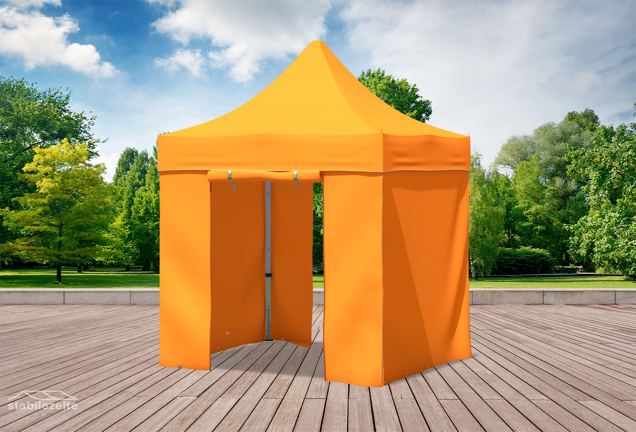 Orangener Faltpavillon mit geschlossenen Seitenteilen und Türen 2 x 2m in einem Park