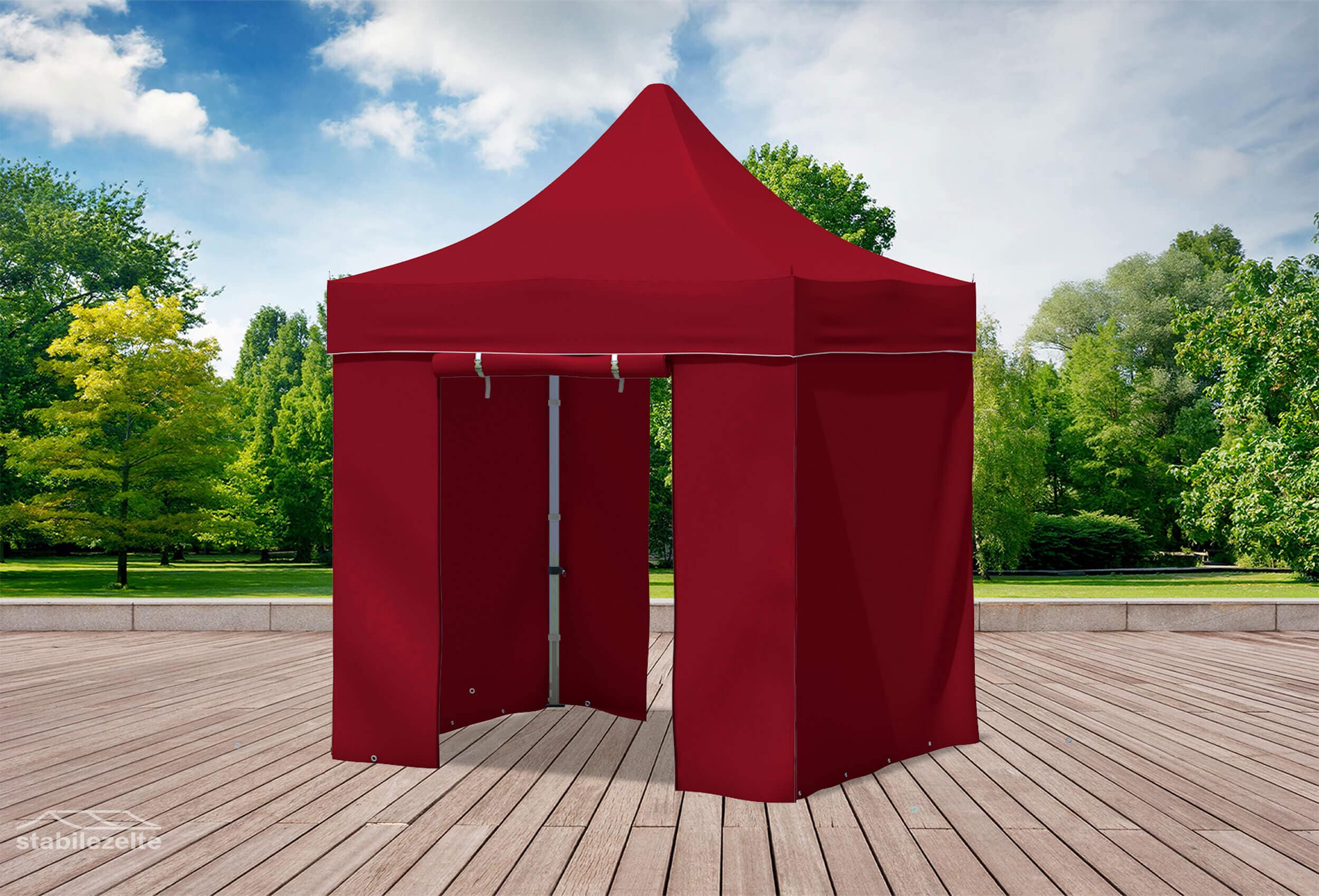 Bordeauxfarbener Faltpavillon mit geschlossenen Seitenteilen und Türen 2 x 2m in einem Park
