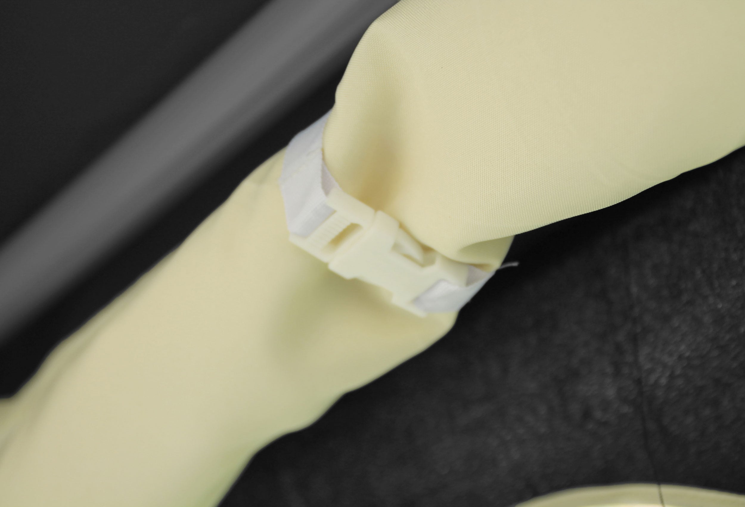 Detailansicht des Befestigungsbands einer aufgerollten Tür eines Gartenpavillons