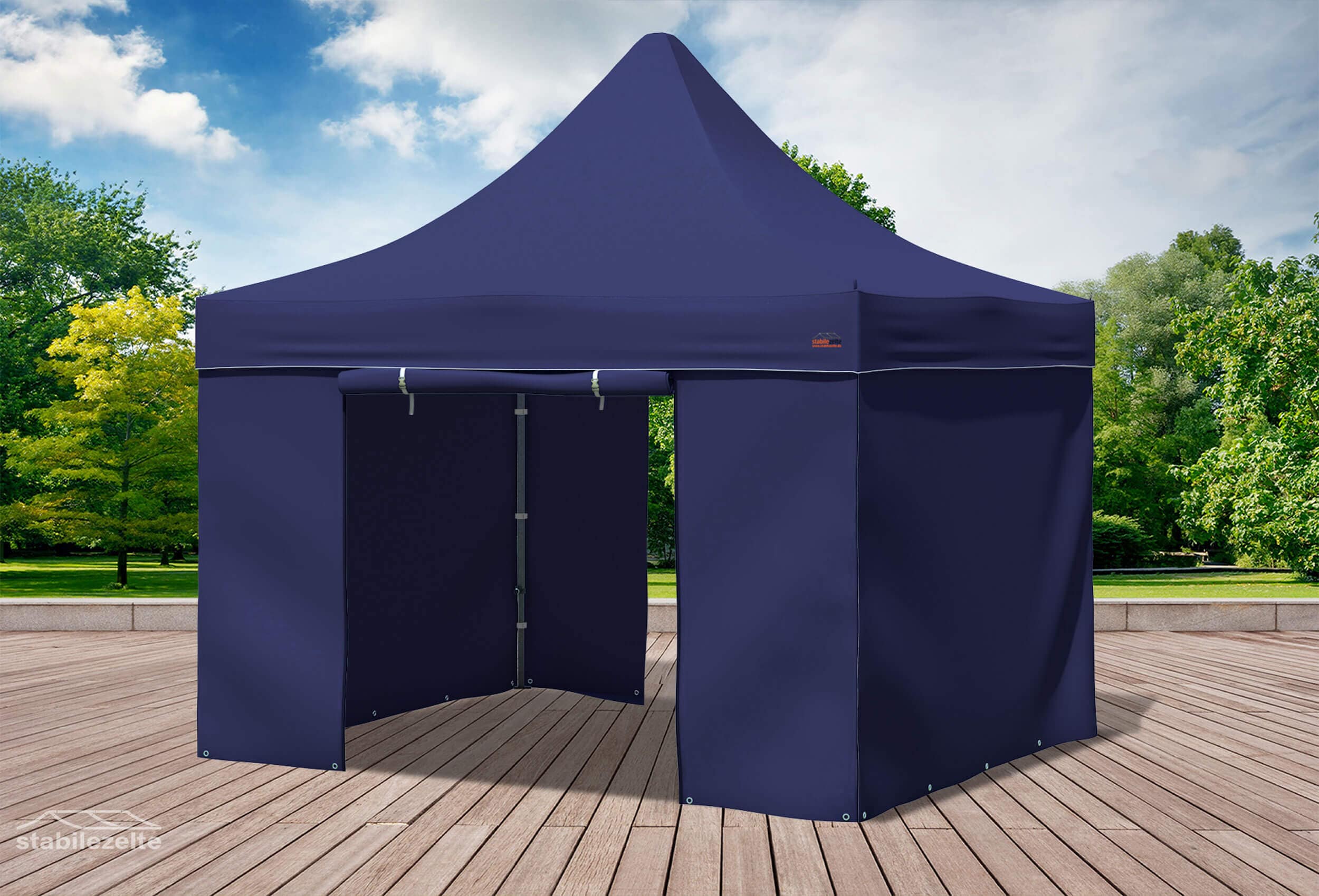 Blauer Faltpavillon mit geschlossenen Seitenteilen und Türen 3 x 3m in einem Park