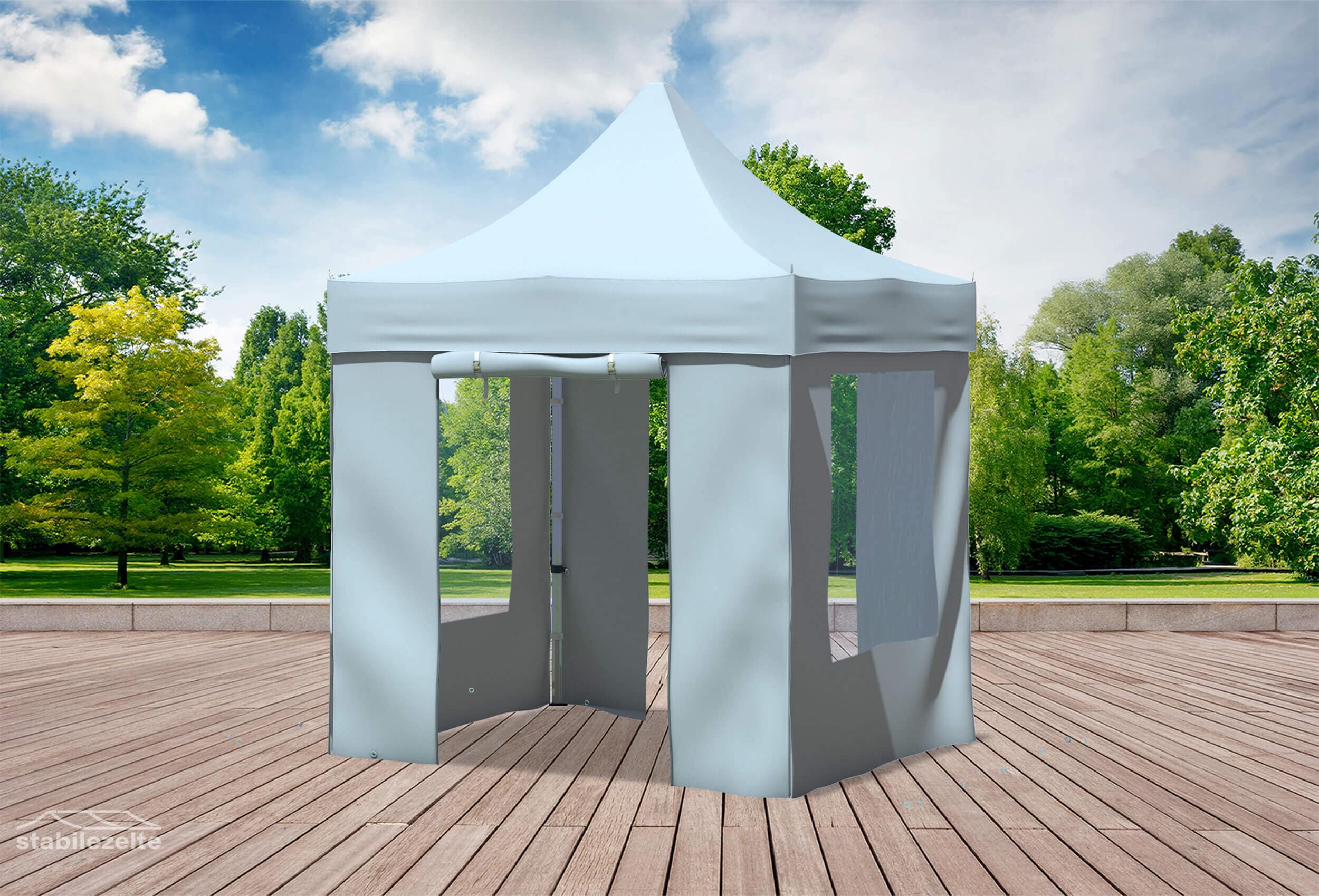 Grauer Faltpavillon mit Fenstern und Türen 2 x 2m in einem Park